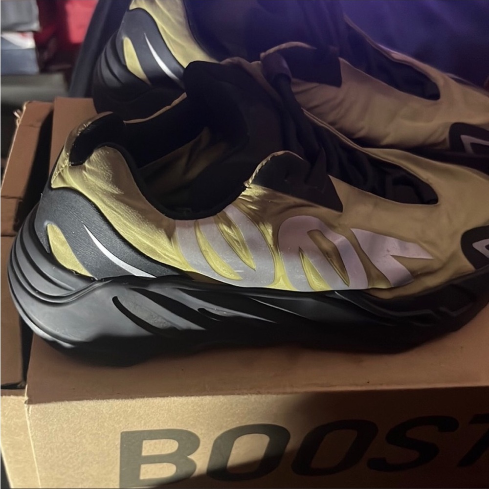 Kid size 6/12 Yeezy 700 MNVM